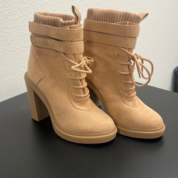 Shoes - Women Boots